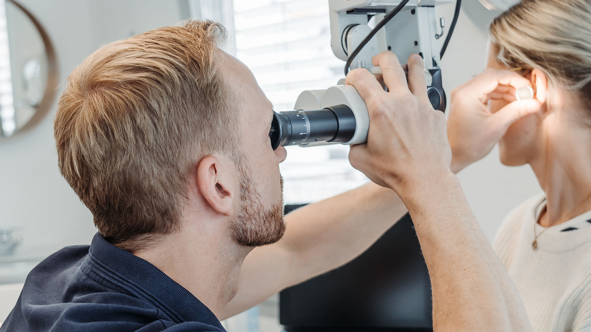 Dr Bernhardt diagnostiziert das Ohr einer Patientin