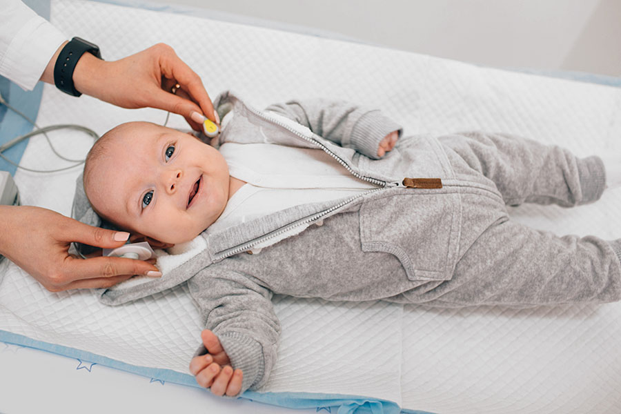 Ein Neugeborenen-Hörscreening wird durchgeführt