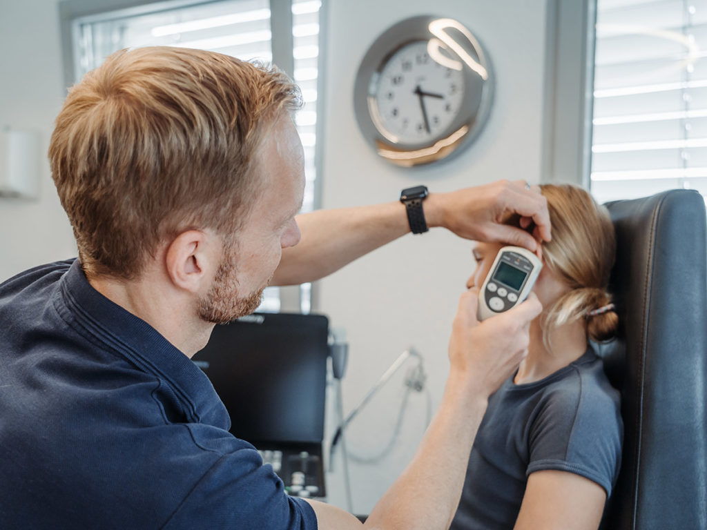 Dr. Bernhardt beim Testen der otoakustischen Emissionen